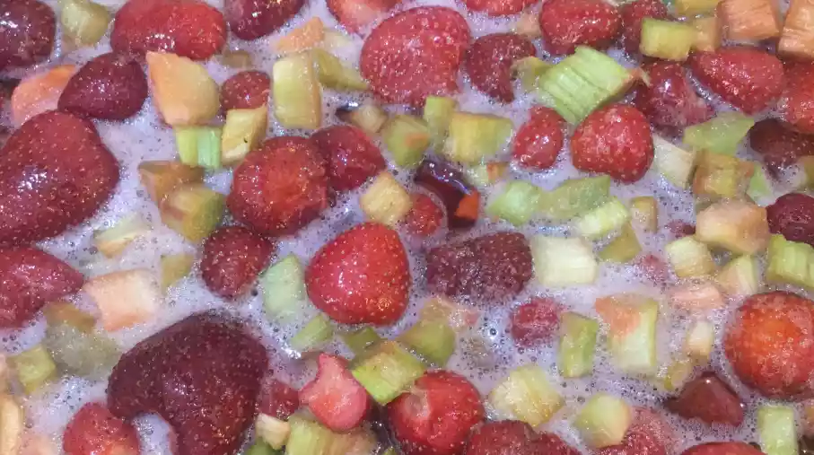 Même poids en sucre et en fruits, fraise-rhubarbe, une confiture qui déchire!