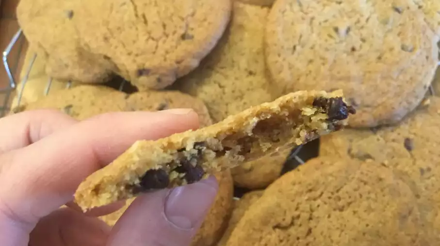 Un cookie classique, croustillant et moelleux dedans.