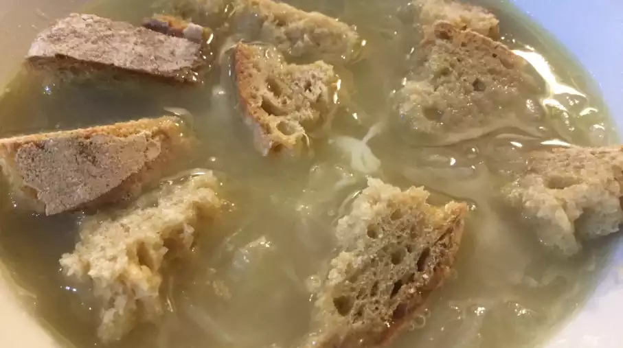 Du pain qui trempe dans la soupe à l’oignon, un peu de fromage râpé, et c’est un plat complet.